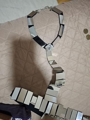 Unikatni ogledalasti modni pojas/harnais – futuristički dizajn -