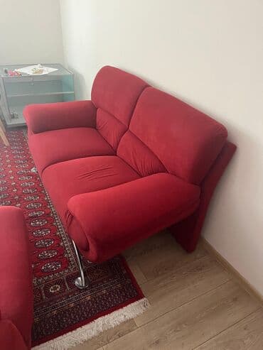 sofa za sedenje: Dvosed i fotelja u jarko crvenoj boji, presvučen plišanim materijalom — 10