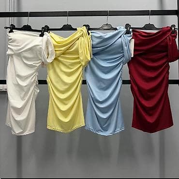 zute haljine: Asimetrična letnja mini haljina sa naborima i otkrivenim ramenima. - — 2