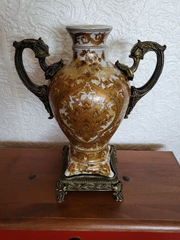 vaza sa cvecem crtez: Vaza nova iz 50ih god. porcelan,neka vrsta legure. rucni rad — 1