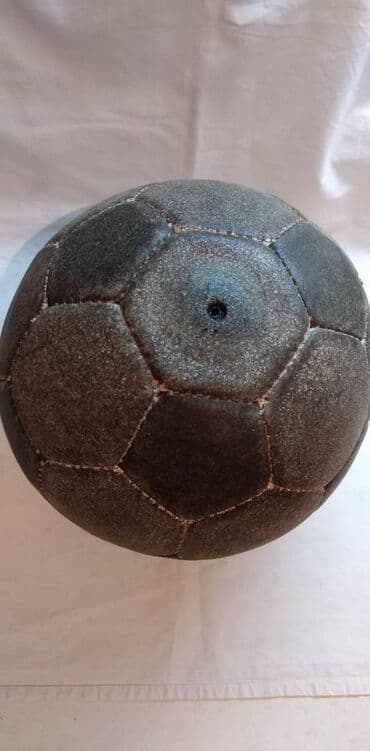 trotineti za devojčice: Lopta za fudbal br.5 kozna NEISPRAVNA ispusta, treba popravka — 1