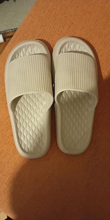 pull and bear srbija: Dve vrste obuće: 1) Zimske slip-on patike/čizme - Crna vodoodbojna — 10