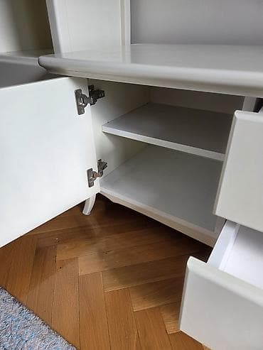 dormeo me: Komplet dnevne sobe – vitrina, komoda i klub stocic. Bez ikakvih — 9