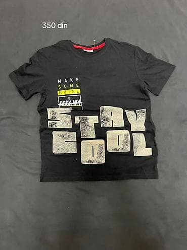 majce ili majice: Crna kratka majica sa printom. Prednji deo ukrašen velikim natpisom — 1