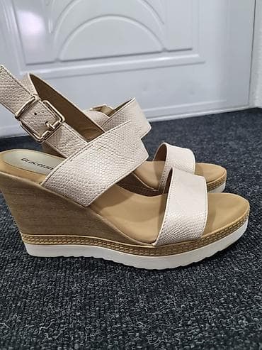 Sandale na platformu,bez boje sa sjajnim prelivanjem.37 broj,24cm