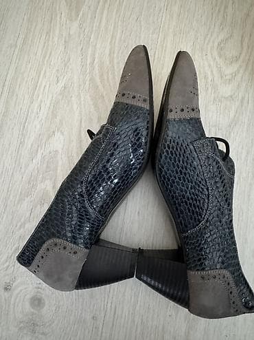 moon boots 27 30: Naznacene 40 ali odgovaraju za 39 br.Postavljene pravom kozom — 4