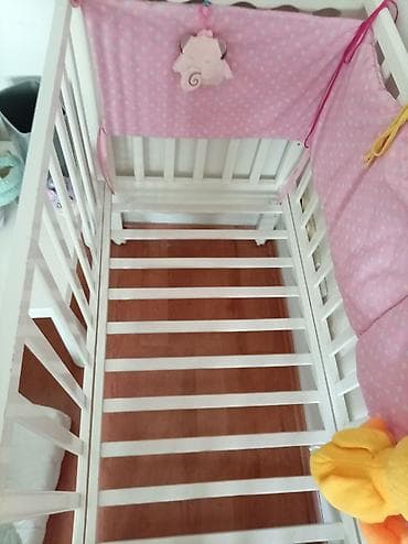 veliki kamioni i bageri za decu: Drveni krevetac za bebe sa dušekom - Materijal: masivno drvo, bela — 3