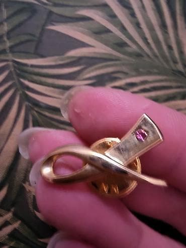 goorin bros kacket: Zlatni pin/broš u obliku zmije sa roze kamenčićem (imitacija rubina) — 1