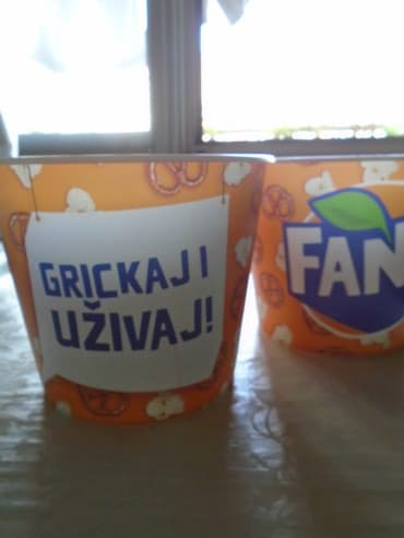 posuda za secka: Veće kofice za kokice, grickalice i svašta nešto. Prečnik kofica je 18 — 4
