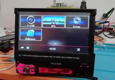 auto audi: 12500din 1. Uvlačivi ekran: 7-inčni ekran se može električno iskočiti — 3