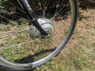 test iz engleskog za 3 razred: Električni bicikl Vital Bike u srebrnoj boji. Ima ram standardne — 9
