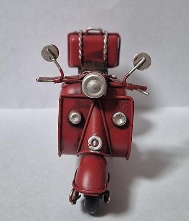 Ukrasni motocikl od metala i crvene boje. Potpuno nov, odličan za — 2