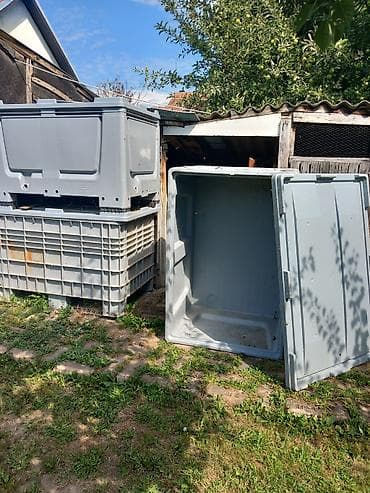 aparat za vafle metalac: Na prodaju tri plastična kontejnera sa poklopcima.Svaki je zapremine — 5