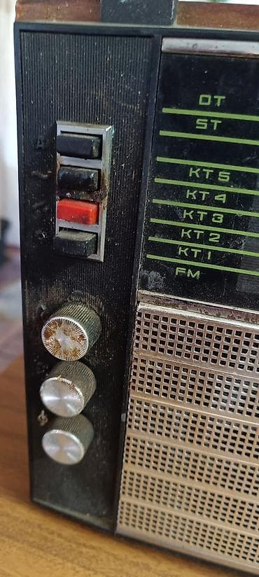 otkup starih satova: Prijenosni tranzistorski radio Selena. Bez poklopca za bateriju. - — 3