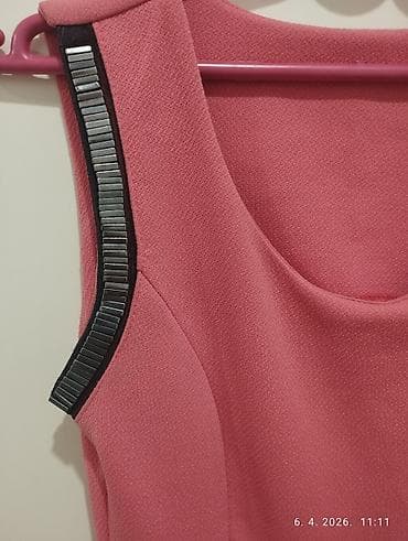 mini parfemi 5 ml: Elegantna ženska haljina bez rukava u puder‑roze/koralnoj boji. Model — 3