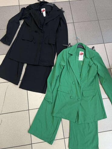 Women's Sweatsuits: Dve ženske odela – sako i pantalone. - Model: klasičan sako sa — 1