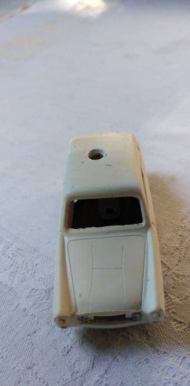 two and a half men s prevodom: Mehanotehnika Innocenti Austin A 40, 1:43 plastican, fali pr. maska i — 2