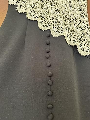 haljine mango: Elegantna crna midi haljina bez rukava sa asimetričnim čipkanim — 3