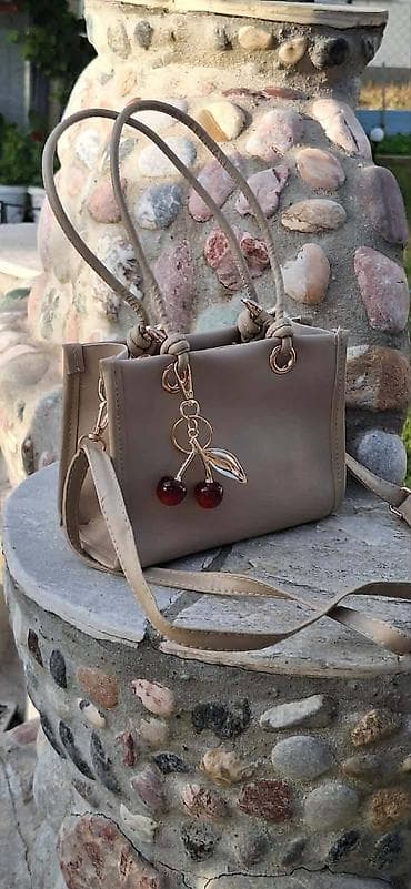 mona mala crna torba: Ženska torba sa visećim privezakom trešanja - Model: mini/compact — 2
