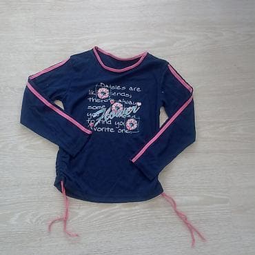 Dečija majica dugih rukava, tamnoplava, sa ružičastim detaljima. Na