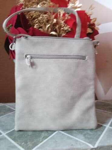 Aksesoari: Ženska crossbody torba u svetlosivoj boji. - Materijal: meka eko — 2