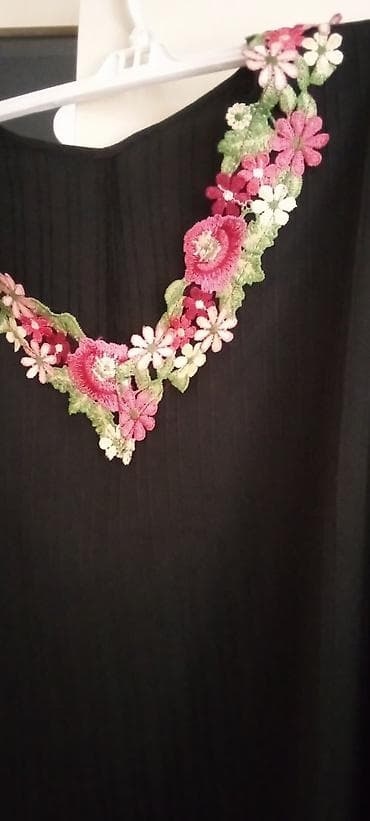 suknja m: Crna haljina sa cvetnim vezom - Model: ravna, dugačka do ispod — 2