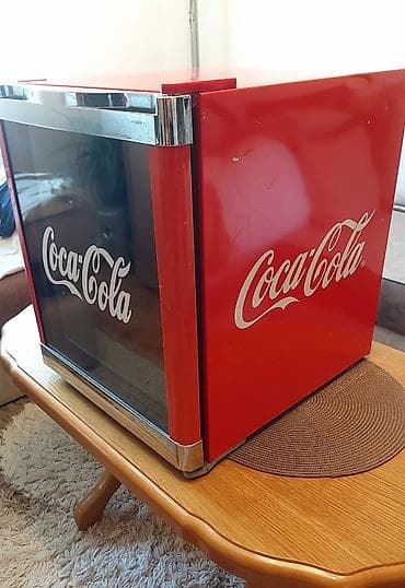 slusalice sa usima: Mini frižider Coca-Cola - Mini frižider Coca Cola (Koka Kola) donešen — 5