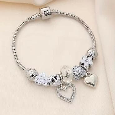 narukvice sa krstom: Narukvica sa perlama i šarmovima – srebrni ton, crno-srebrna — 5