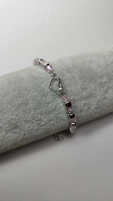 longines beograd: Delikatna narukvica sa ružičastim perlama i motivom srca - Dizajn — 5