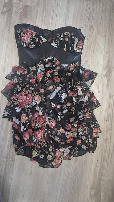 parka s: Kratka ženska haljina bez bretela, sa crnom osnovom i bogatim cvetnim — 1