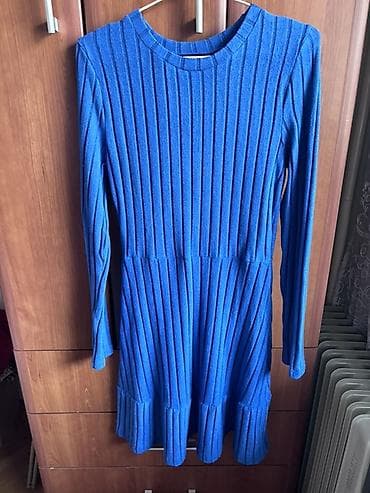 Kućna odeća: Plavo rebrasto džemper-haljina - Model: pletena haljina sa dugim — 1