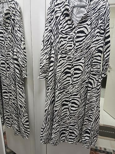 Haljina sa zebra printom - Dizajn: crno‑beli zebra uzorak, V‑izrez. -