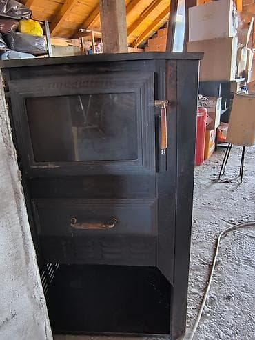 Peć na čvrsto gorivo sa staklenim vratima i pepeljarom - Tip