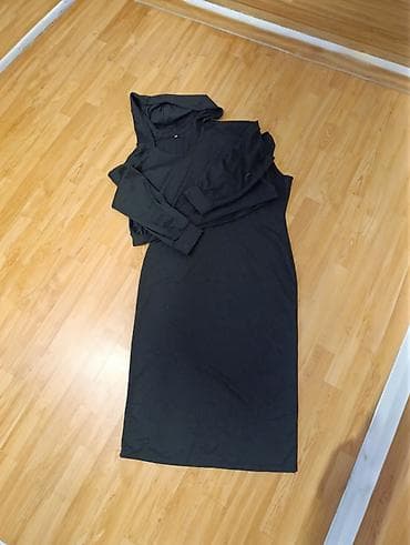 pismo torbe mona: Crna sportska haljina sa kapuljačom - Model: duga, ravnog kroja — 1