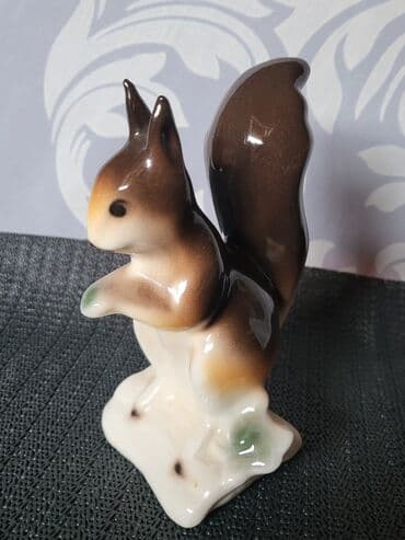 velike svece: Porcelanska nova figura veverice 70te. Figura nova sve na njoj je — 4