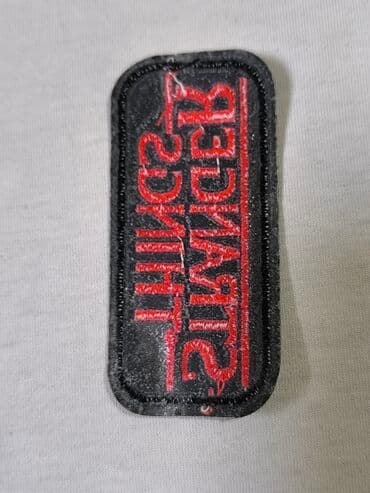 nemacki za 5 razred data status: Crna pravougaona prišivač patch sa izvezenim logotipom „Stranger — 3