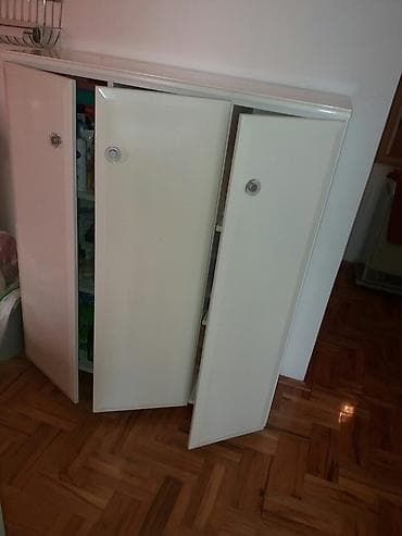 Komoda od medijapana,ocuvana,prakticna sa unutrasnjim policama