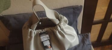 kais za torbu mona: Moderna ženska torba – mekana „pouch“/scrunch dizajn - Boja: svetla — 2