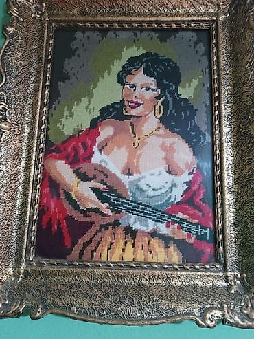 duvaljka za kukuruz cena: Ručni goblen u ukrasnom ramu - Motiv: žena sa gitarom, romantična — 1