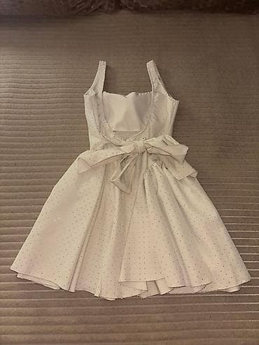 haljine shooter: Belo letnje haljina bez rukava sa sitnim tačkicama. Model je A-kroja — 2