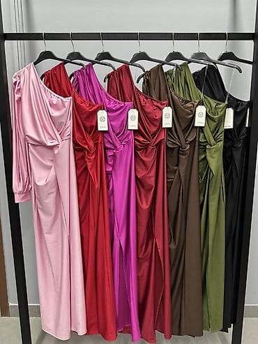 versace: Elegantna asimetrična haljina na jedno rame
2800din
S M L — 7