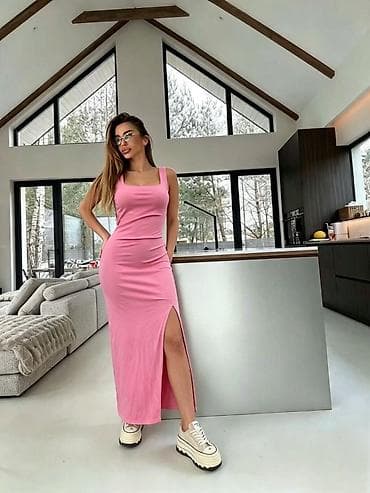 Haljine: Duga ženska haljina bez rukava sa prorezom sa strane. Model sa — 2