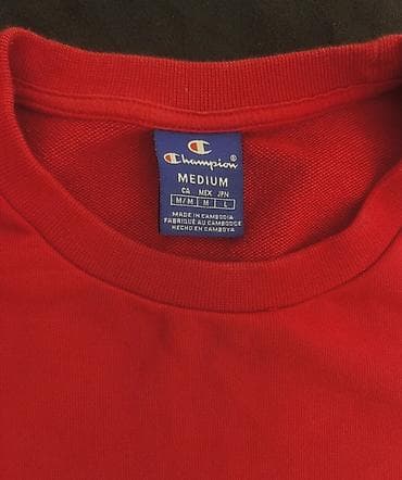 red bull duks: Champion crveni duks sa rundekolom (crewneck) - Model: Champion — 3