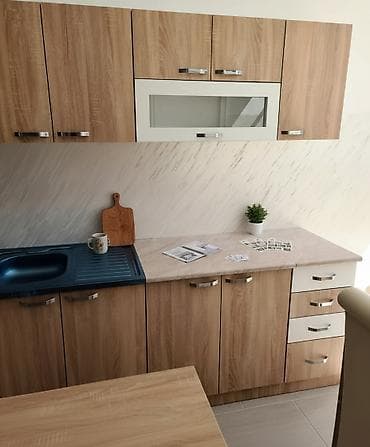 Kuhinja je od iverice dužine 2m gornji i donji delovi sa prohromskim