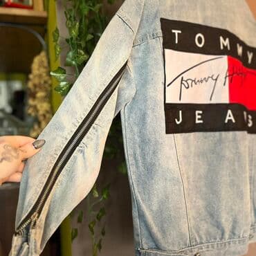 jakna spitfajer: Tommy Jeans teksas jakna, svetlo ispranog denima. Na leđima veliki — 2