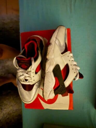 dolce i gabbana patike: Patike Nike Huarache u kombinaciji bele, crvene i tamnocrvene boje — 1