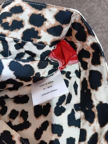 zimska jakna s: Ženske pantalone sa leopard printom i crvenim bočnim trakama - Model — 2