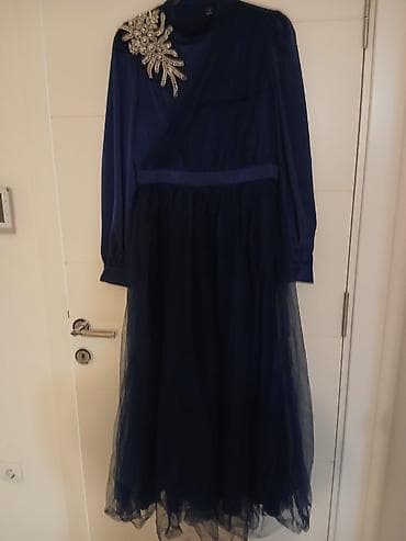 Elegantna večernja haljina u tamnoplavoj boji, dužine do članaka