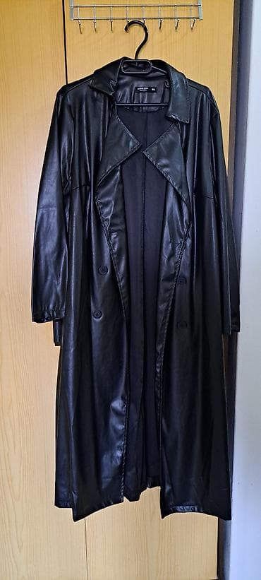 Women's Footwear: Dugački crni kaput od eko kože - Materijal: veštačka/eko koža sa — 2