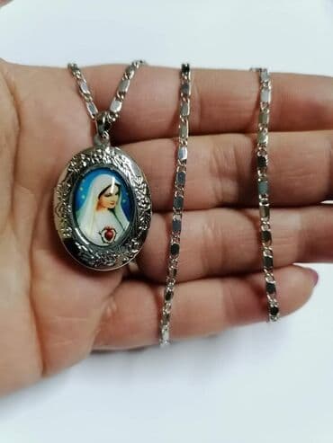 srebrni medaljon srce: Ogrlica sa medaljonom koji se otvara
Cena 1300 din — 1